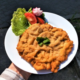 Kotlet schabowy z surówką