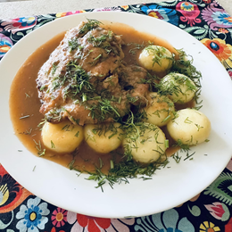 Bitki wołowe w sosie pieczeniowym z surówką 