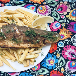 Pstrąg z patelni z surówką