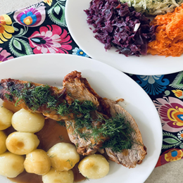 Pierś z kaczki w sosie pieczeniowym z surówka 