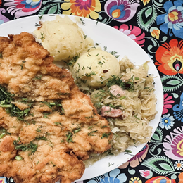 Kotlet schabowy z kapustą zasmażaną 