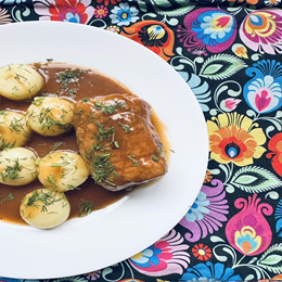 Rolada wołowa w sosie pieczeniowym z surówką 