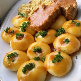 Karczek w sosie pieczeniowym z kapustą zasmażaną 