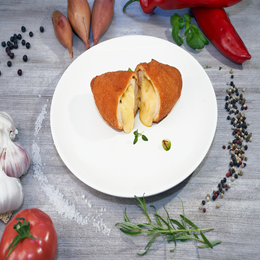 De volaille nadziewany serem z surówka 